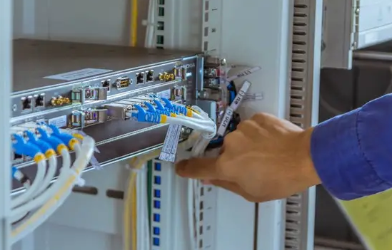 工廠機房建設(shè)安裝：高標準施工+全周期維保，賦能企業(yè)數(shù)字化轉(zhuǎn)型